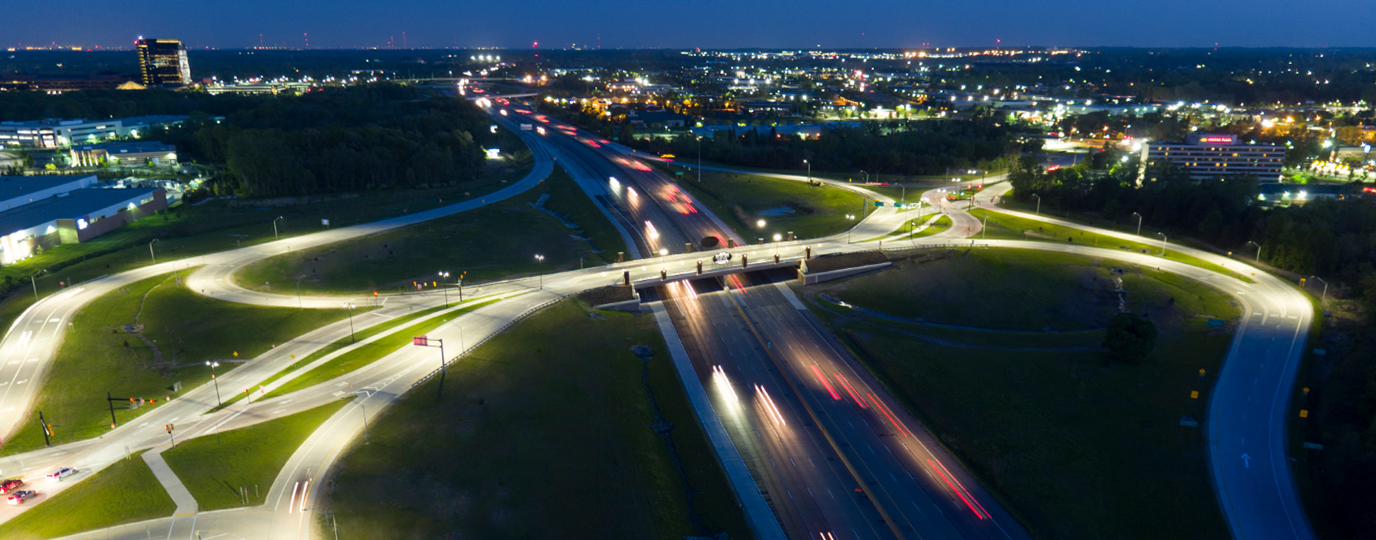 A nighttime view of the Diverging Diamond Interchange located at Auburn Hills, MI’s I-75 and University Drive.