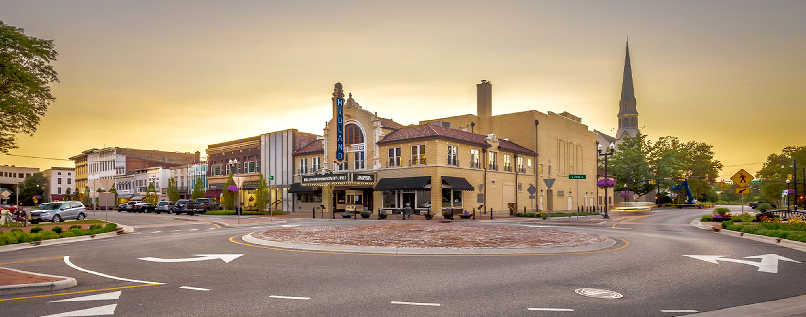 A roundabout in Downtown Newark, Ohio at dusk.