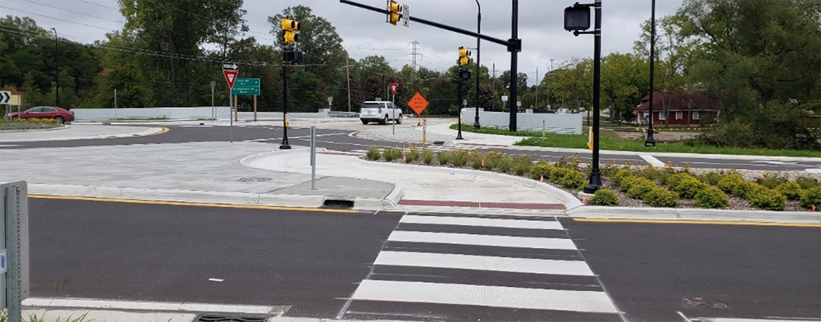 Crosswalk and traffic signaling at the roundabout 