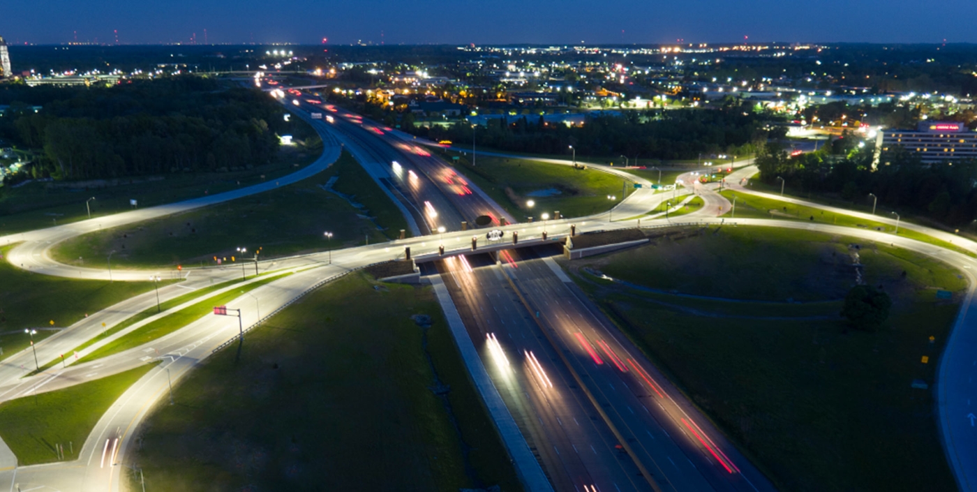 A nighttime view of the Diverging Diamond Interchange located at Auburn Hills, MI’s I-75 and University Drive.