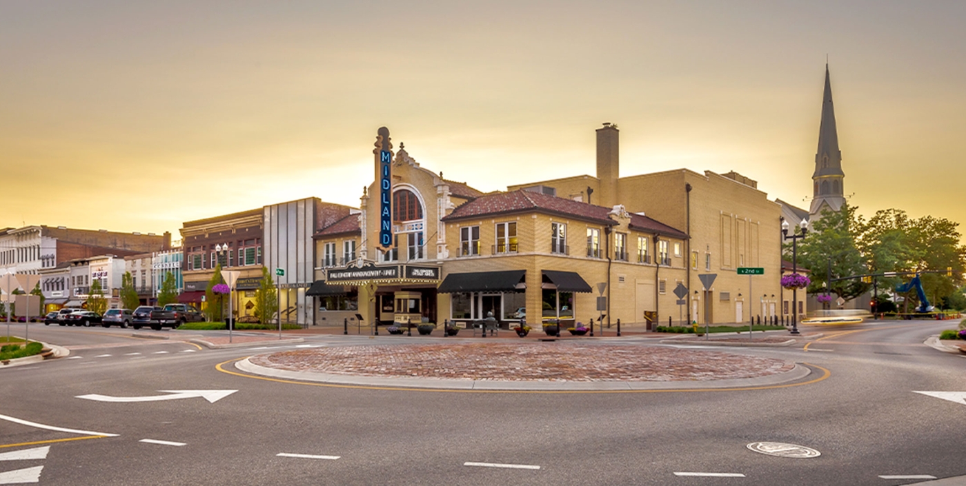 A roundabout in Downtown Newark, Ohio at dusk.